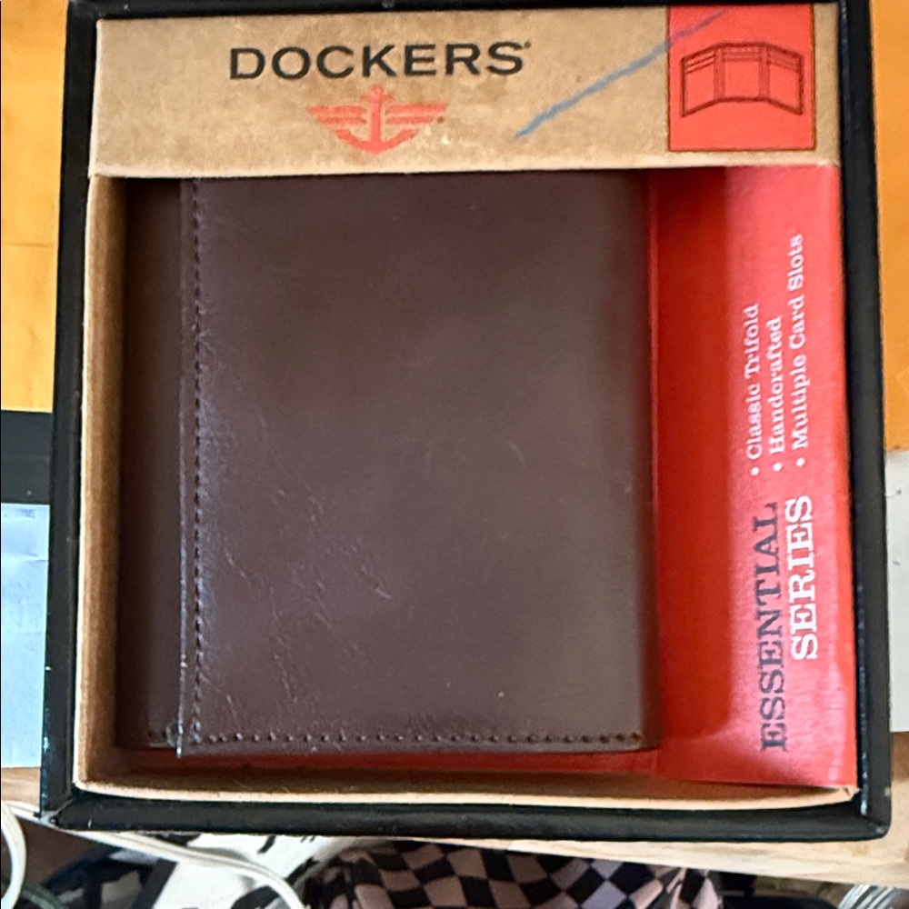 Dockers Men’s Brown Leather Bifold Card & Key Holder